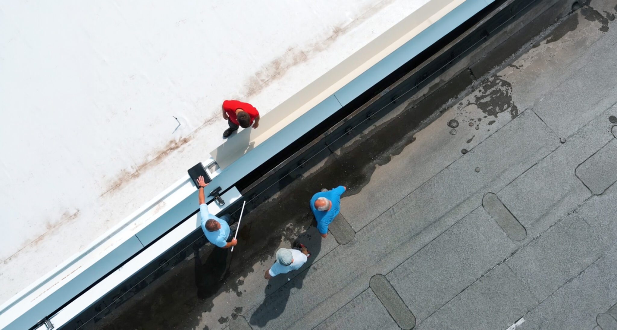 Luftaufnahme eines HDG Dachtechnik Teams bei der Arbeit auf einem Flachdach, Karriere in Bad Salzuflen