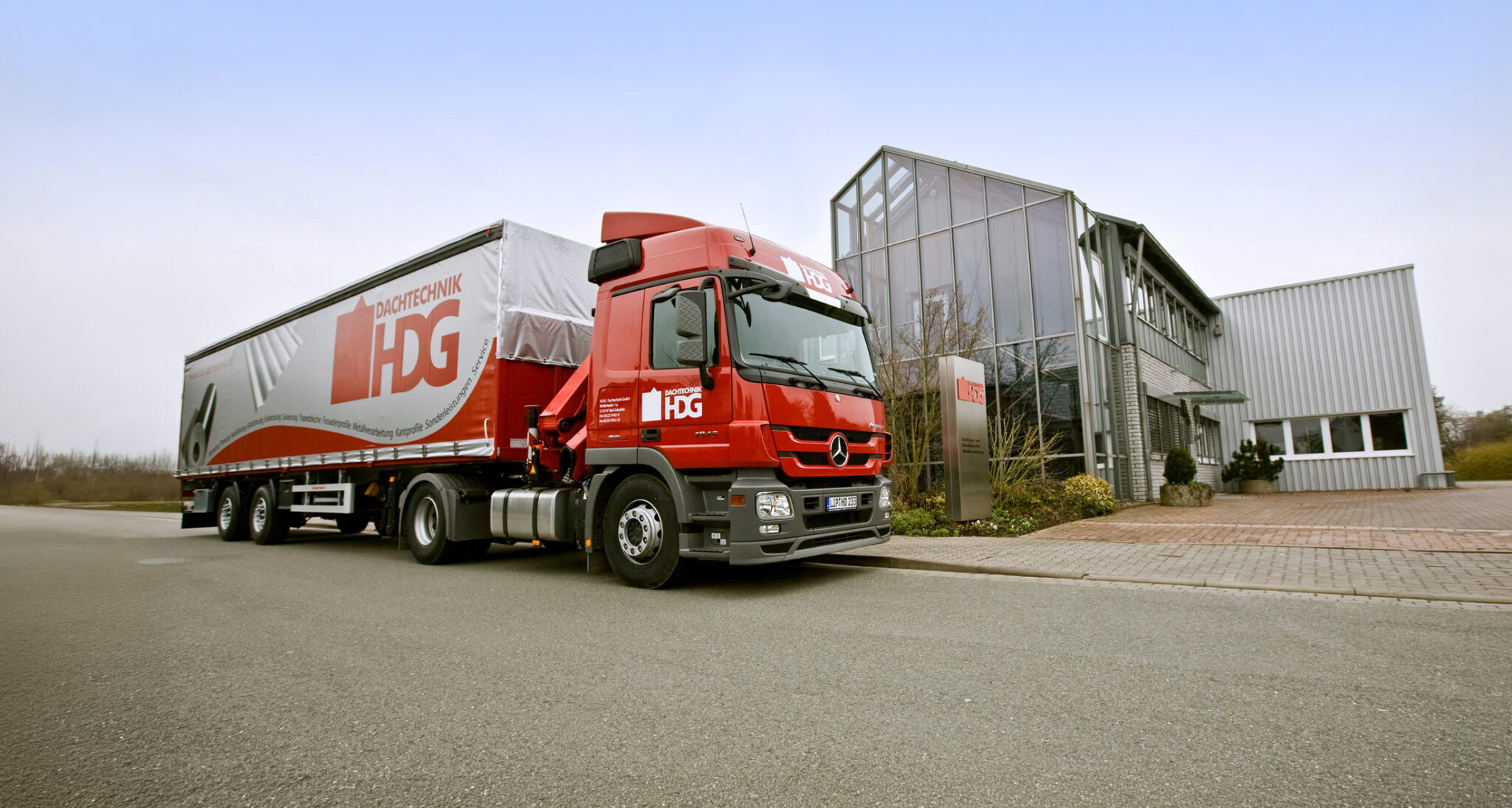 HDG Dachtechnik Firmen-LKW vor dem Firmengebäude in Bad Salzuflen