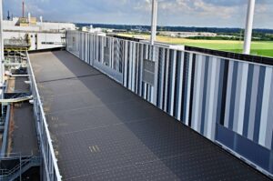 Weitwinkelansicht des sanierten Industriedachs mit Blick ins Umland, Referenzprojekt Aluminiumwerk Grevenbroich von HDG Dachtechnik
