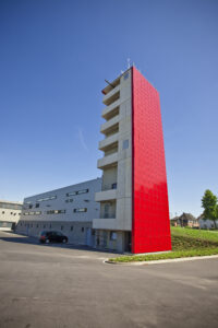 Schlauchturm der Feuerwache mit roter Fassade, Referenzprojekt Feuerwache Dortmund von HDG Dachtechnik