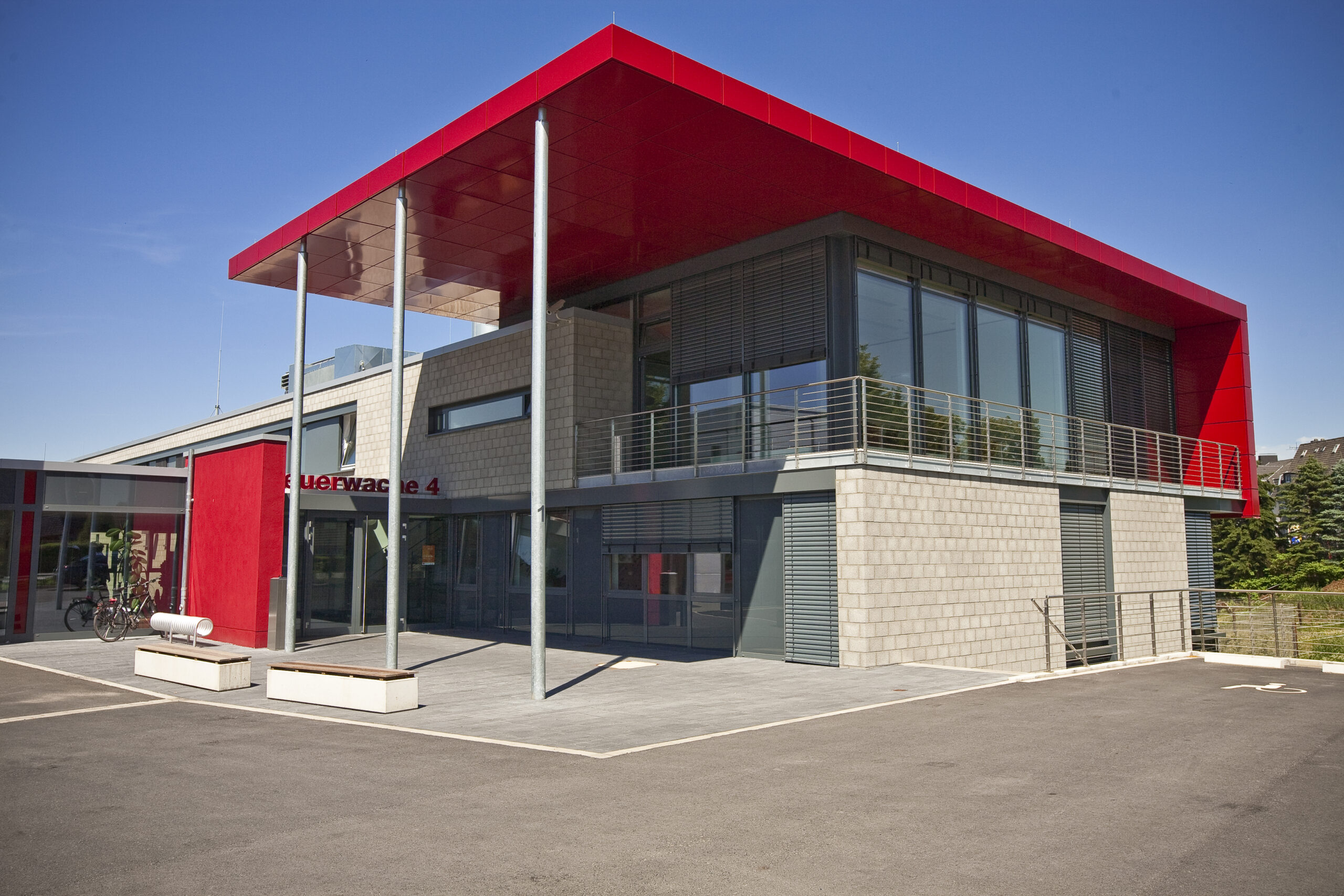Feuerwache mit markantem rotem Vordach und Flachdach, Referenzprojekt Feuerwache Dortmund von HDG Dachtechnik