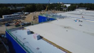 Baustelle einer Flachdachsanierung mit neuer Dachbahn am METRO Markt, Referenzprojekt von HDG Dachtechnik